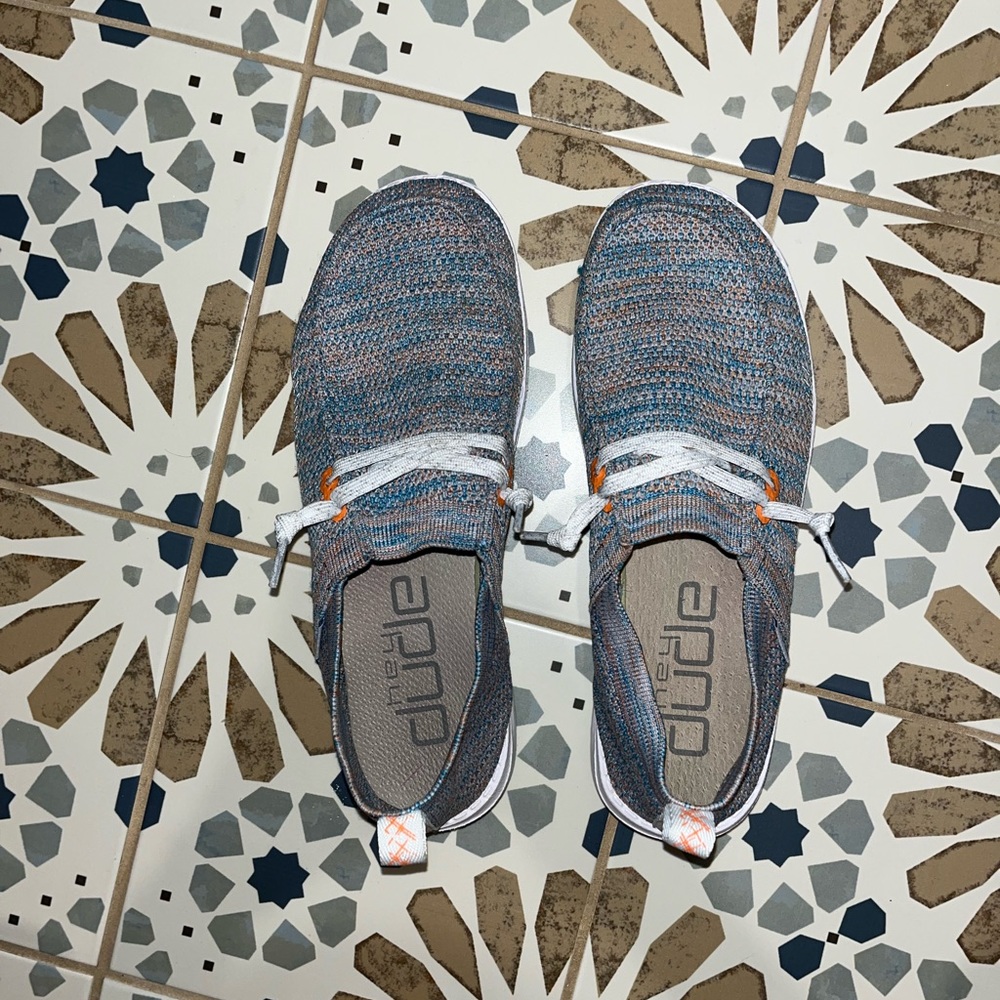 Hey Dude Wendy Halo Azur Coral Size 7.5 Rarely worn (maybe once or twice)